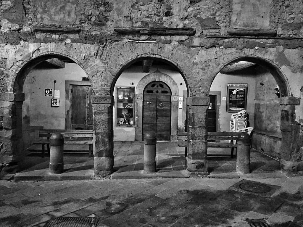 La Finestra Sul Borgo Dimora Storica Apartment Laterina Exterior photo